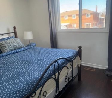 Mississauga House | Airy Room with King bed in Central Mississauga Near Airport