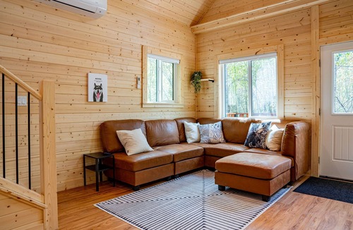 Revelstoke Hotel | Akira Lodge - Alpha Mountain Lodging + Sauna