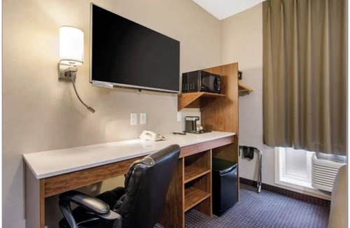 Fox Creek Hotel | Albertan Inn