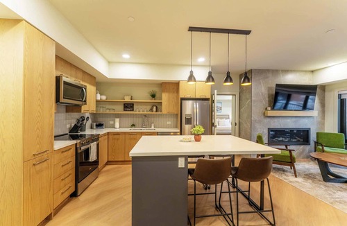 Canmore Apartment | Alpine Ascent - 3bd lock-off, 3 patios, mtn view