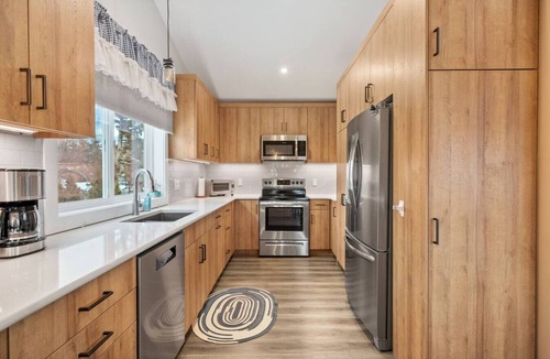 Windermere Apartment | Alpine Bliss | Beach Access | Sauna | Fireplace