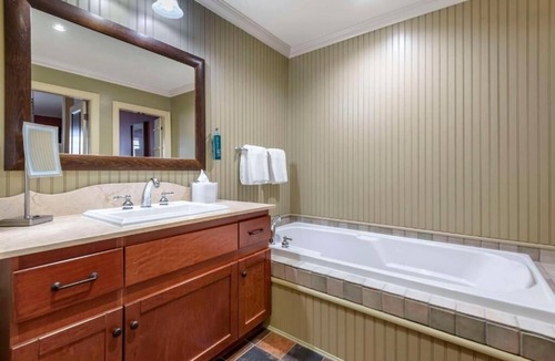 The Blue Mountains Hotel | Alpine Fun Escape w/Heated Seasonal Pool, Hot Tubs & Year-Round Recreation