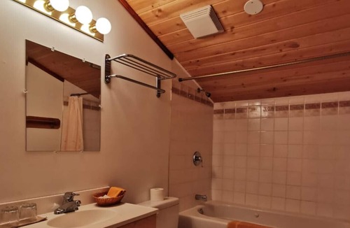 Golden Bed & Breakfast | Alpine Meadows Lodge - Chalet