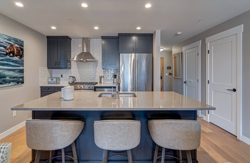 Canmore Condo | Amazing 1 bedroom & Den Penthouse Suite! Vaulted!