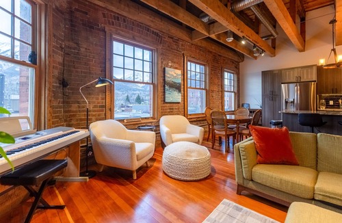 Historic Downtown Fernie Hotel | Amazing Downtown Location. Sleeps 7. Dog Friendly
