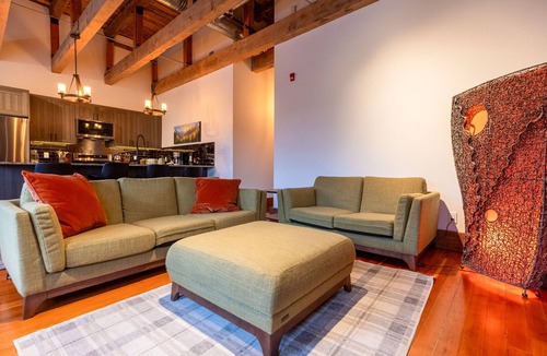 Historic Downtown Fernie Hotel | Amazing Downtown Location. Sleeps 7. Dog Friendly