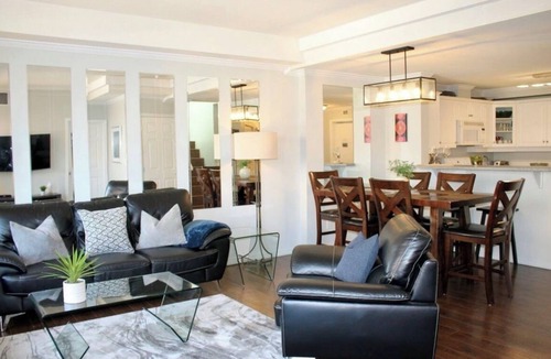 North End House | Amazing, vast townhouse on Lake Okanagan.