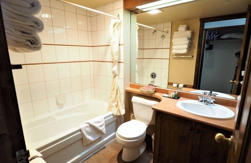 Apex Mountain House | Apex Inn 223 sleeps 5. Ski in/Ski out. Steps to Apex Resort Village
