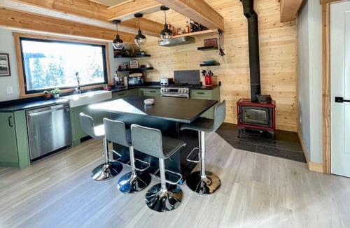 Apex Mountain House | Apex Mountain ~ The Stroh-Bar ~ Cozy and Elegant