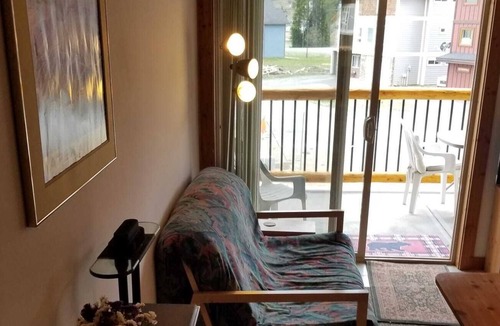 Apex Mountain Apartment | APEX Mt. ski-in ski-out near village * slope-views from covered balcony-hottub*