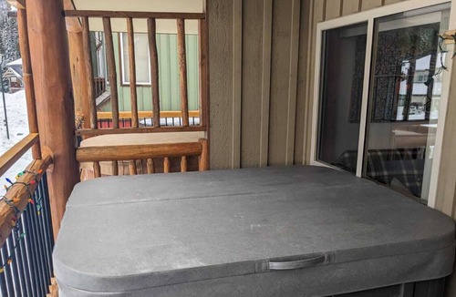 Apex Mountain Apartment | APEX Mt. ski-in ski-out near village * slope-views from covered balcony-hottub*