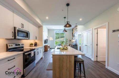 Golden House | Apres Ski, DT, MtnView, TopFloor, AC, Sleeps 6