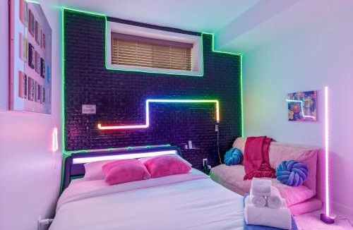 Keith House | Arcade Neon Lights 70 min Banff Local Coffee