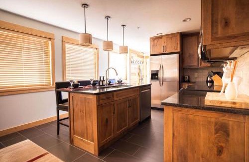 Silver Star Mountain Apartment | Arnica Chalet 2bd 2bath Ski In Out Silver Star