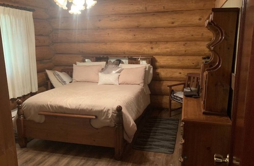 Sunshine Valley House | Arnie’s Beautiful Log Cabin Hideaway