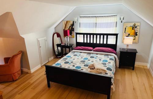 Victoria Apartment | Artistic Apartment Near Downtown