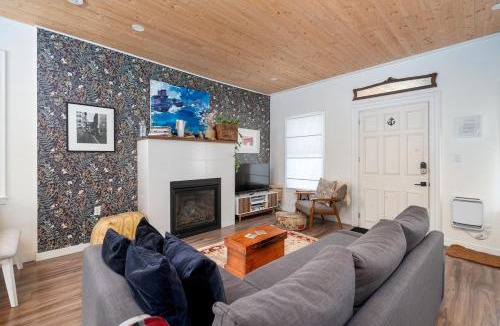 Prince Edward House | Artistic Picton getaway