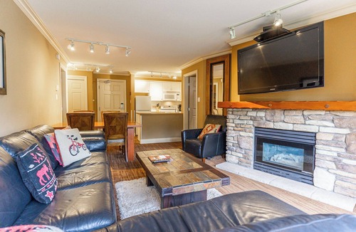 Blackcomb Condo | Aspen #258 Prime Ski-in Ski-out Location! Pool, Hot tubs, BBQ, sleeps 6