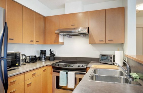 Downtown Victoria Condo | Astoria Escape - Bright condo with work desk by Victoria Prime!