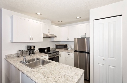 Whistler Creekside Cabin | At the base of Whistler Mtn in Creekside | Cozy Gas Fireplace | Newly renovated pool & hot tub