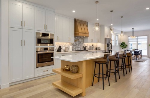 Banff Trail House | "Athena" Near UofC and Trans Canada Highway!
