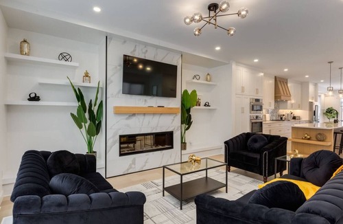 Banff Trail House | "Athena" Near UofC and Trans Canada Highway!