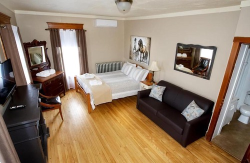 Ayers Cliff Hotel | Auberge Ayer's Cliff