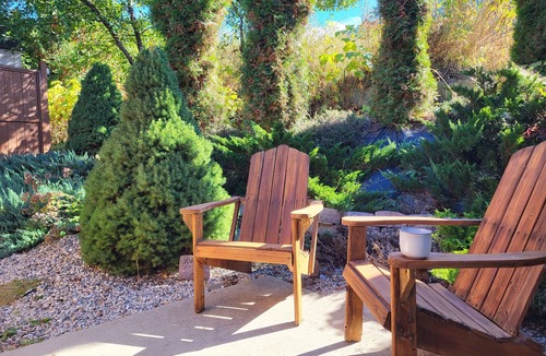 Taghum Cabin | Backyard Guesthouse near Nelson w/Hot Tub