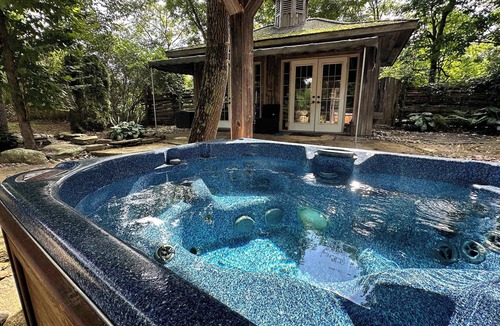 Frontenac House | Badger's Sett - Estate on point with hot tub