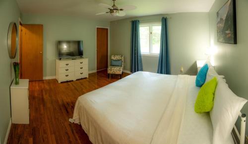 Hastings Highlands Apartment | Bancroft Petals I Sleep 8 l BBQ l POOL