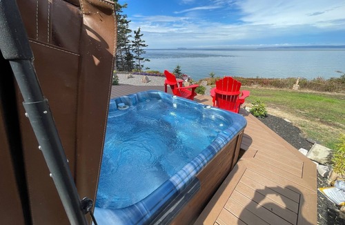 Black Rock House | Bayside Retreat K BR ensuite bath, Q BR, Workspace, Yoga, 2nd bath, Hot tub, 4-6