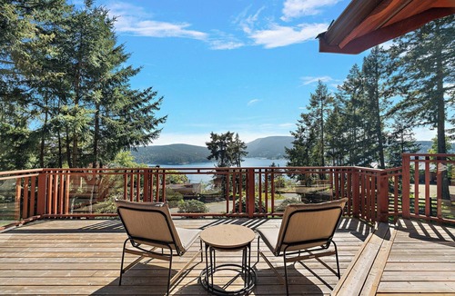 Maple Bay House | Bayview Place | Ocean View Log Retreat, Hot Tub
