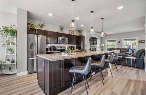 Evanston House | BBQ Central A/C Patio Fully Stocked Gourmet Kitchen King Bed