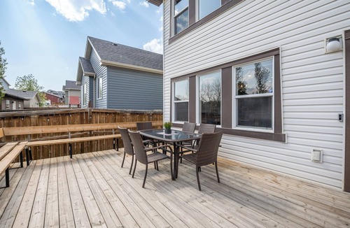 Evanston House | BBQ Central A/C Patio Fully Stocked Gourmet Kitchen King Bed