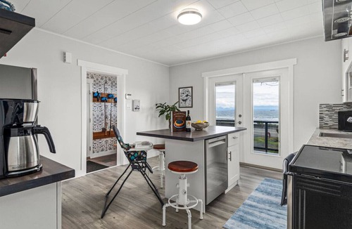 Campbell River Cottage | Beachfront 2 bed | Arcade, A+ Views, Lux King bed