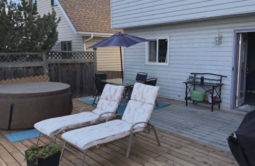 Sylvan Lake Cottage | Beach Retreat with Hot Tub | 1 Block to Beach | Free Parking