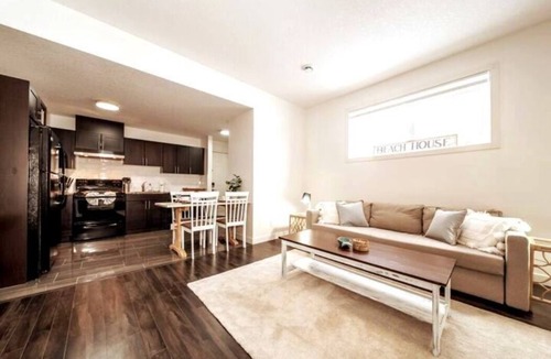 Jasper Place House | Beach Vibes - KING Bed - Fireplace - Netflix - WiFi