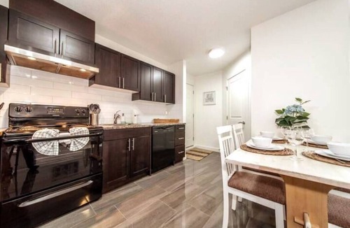 Jasper Place House | Beach Vibes - KING Bed - Fireplace - Netflix - WiFi