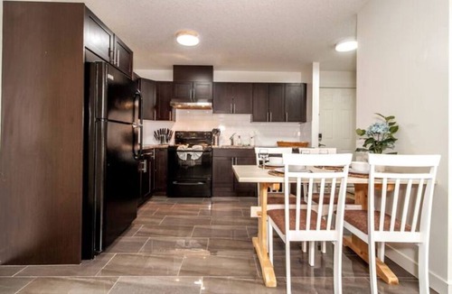 Jasper Place House | Beach Vibes - KING Bed - Fireplace - Netflix - WiFi