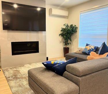 Langford House | Bear Mountain Victoria Luxury 4BR Home 6 to 10 Guests
