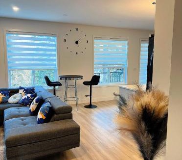 Langford House | Bear Mountain Victoria Luxury 4BR Home 6 to 10 Guests