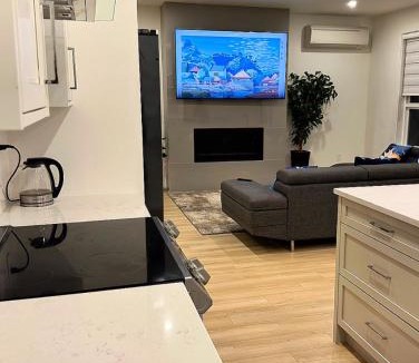 Langford House | Bear Mountain Victoria Luxury 4BR Home 6 to 10 Guests
