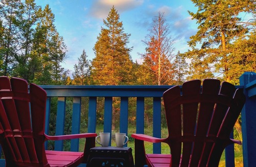 Invermere Ski Chalet | Bear Tracks Chalet - Pool Table, Private Hot Tub, Stay 3, Pay for 2 nights