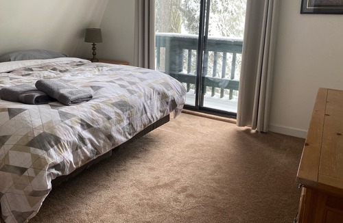 Courtenay Ski Chalet | BEARS DEN CHALET