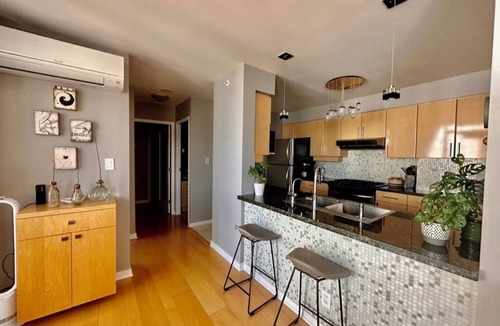 Yaletown Apartment | Beautiful 2 bedroom 2 bathroom sub penthouse with Den