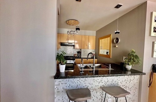 Yaletown Apartment | Beautiful 2 bedroom 2 bathroom sub penthouse with Den