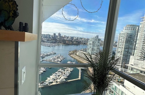 Yaletown Apartment | Beautiful 2 bedroom 2 bathroom sub penthouse with Den
