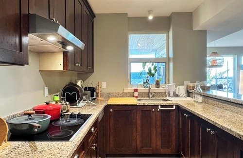 White Rock Apartment | Beautiful 2-bedroom residence in charming White Rock near the beach