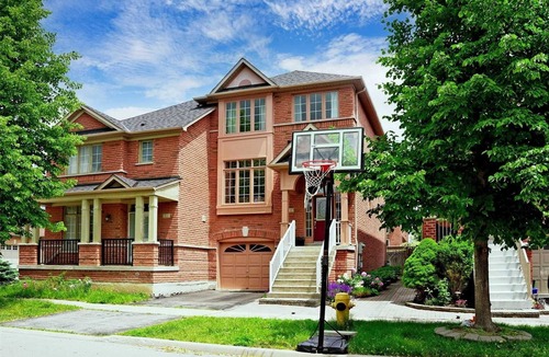 Markham House | Beautiful 3 Bdrm Home in Berczy Area