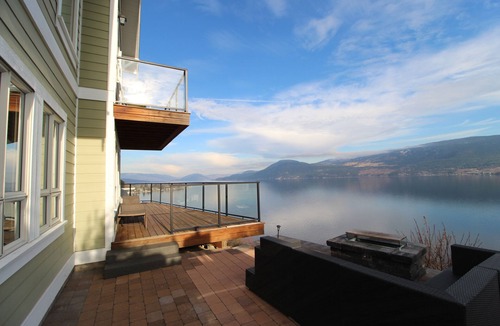 Central Okanagan House | Beautiful 3 Bedroom Pet Friendly Cottage on Lake Okanagan